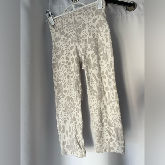Lululemon Align High-Rise Crop in Cheetah Camo Antique White. SIZE 0 - Picture 3 of 5